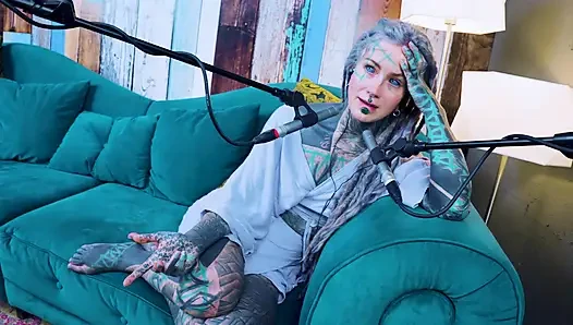 Ich spreche über U - unbequem - ASMR podcast SFW spricht goth dünnes mädchen dreadlocks tattoo-modell inked mädchen