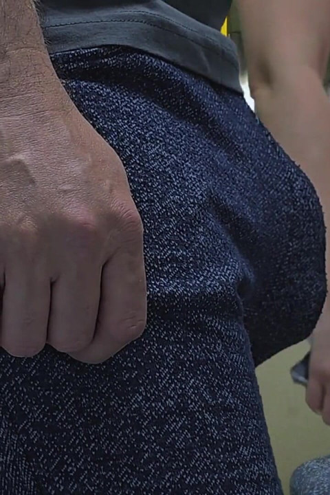 Hampir dilihat oleh pemandu bas apabila awek orang asing memberikan saya handjob