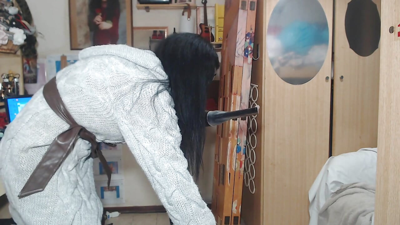 非常饥渴的家庭主妇用吸尘器吸尘她的阴户