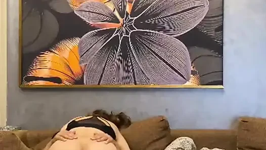 Sevimli Hintli evli kadın kocasıyla sikişiyor