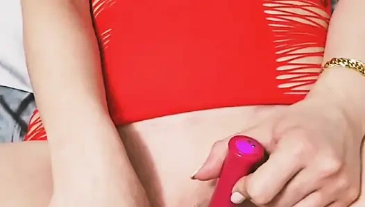 Kırmızı iç çamaşırlı ateşli blundygirl yüksek sesle orgazm oluyor