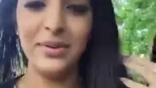 Сексуальная пакистанка ходит и разговаривает. прослушивание в перископе