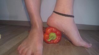 Op blote voeten eten verplettert paprika