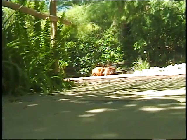Cur sexy geme în timp ce pizda ei este linsă înainte de a da o muie apoi se fute