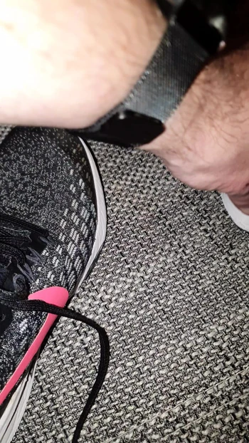 Быстрый камшот в ее беговые кроссовки Nike