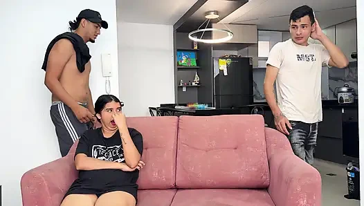 Kocamın gavat arkadaşı öğle yemeği yaparken latin sürtük yabancı tarafından sikiliyor ta ki amına boşalana kadar