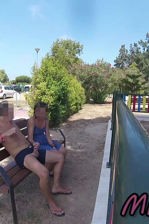 Extrema caça! Boquete arriscado com professor no banco ao ar livre! Misscreamy