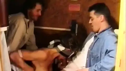 Birkaç Parisli bir göt filminin önünde sikişiyor.