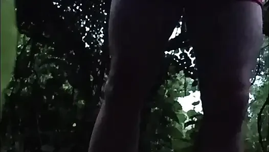 Ayak yolu boyunca soyun ve boşalıyor