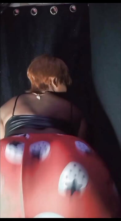 Miradas que arden, labios que provocan y un deseo lento que se mete en tu cabeza sin permiso