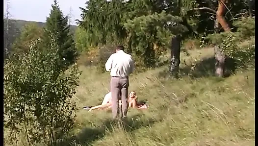 Грудастой блондинке вылизали киску и захлопнули на улице