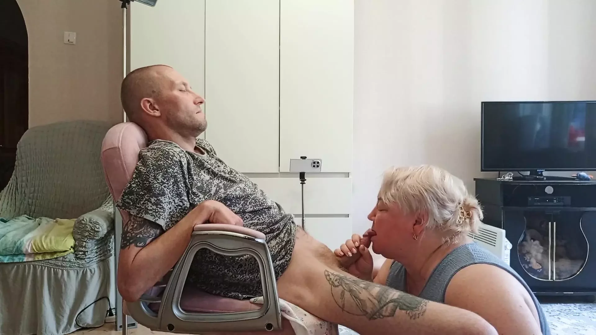Žena gleda svekrvu kako duboko puši kurac i guta spermu