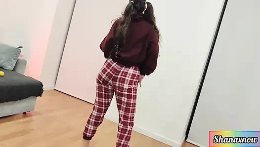 Shana en seksi palyaço striptiz yapıyor