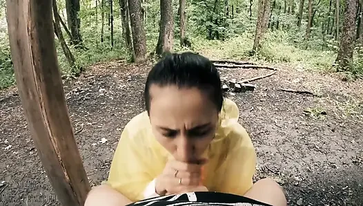 Schwarze Lynn in gelber Regenjacke lutscht schwanz im wald - blowjob im freien und sperma im mund