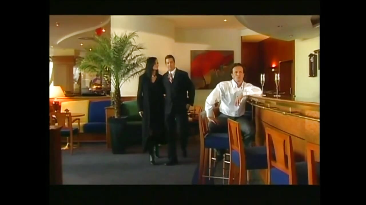 Cudowna seksowna milf z idealnymi cyckami zerżnięta w hotelu i spust na dupie przez Big Vintage Kutas