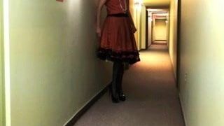 Sissy Ray en vestido rojo en el pasillo principal 2