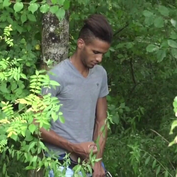 胡安·佩雷斯（Juan Perez）在顶级黑人的森林巡游中被无套使用