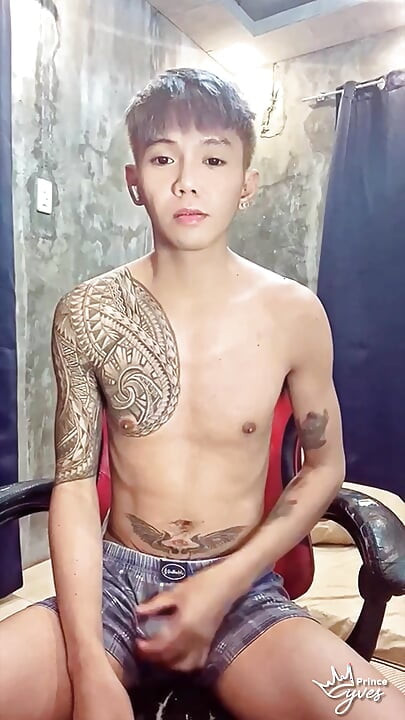 Pinoy Nadržený Inked Twink si hraje s jeho masturbátorkou hračkou