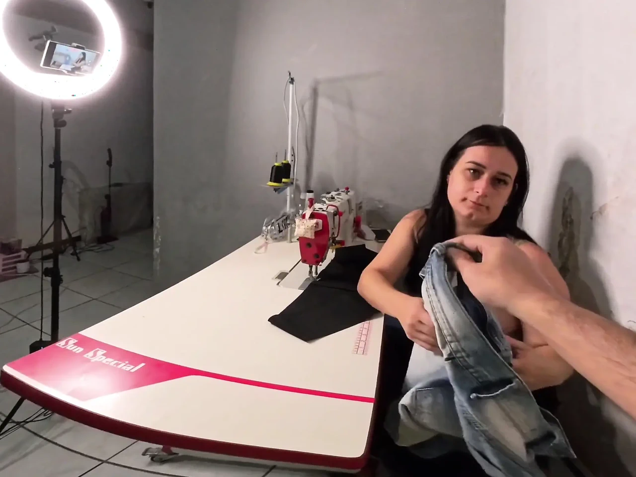 缝缝被穿着内衣的客户兴奋