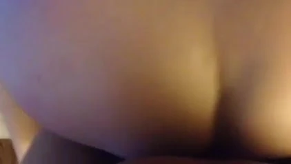 和另一个熟女从后面打它