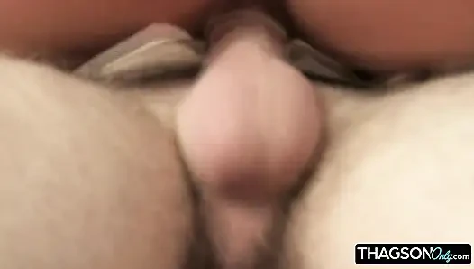 Brünettes schätzchen wird geleckt und bis zum orgasmus gefingert