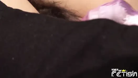 Kızıl saçlı Japon hatun sevimli bir adama amını çeşitli oyuncaklarla tatmin ediyor