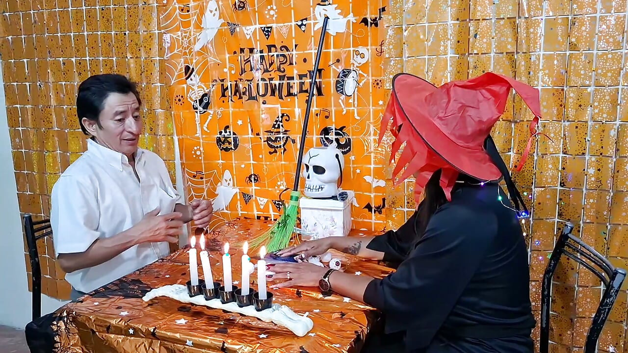 מזיין מכשפה יפהפייה עם חזה גדול ותחת ענקי בהאלווין