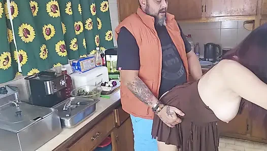 Gelangweilte und ignorierte freundin beim abendessen gefickt