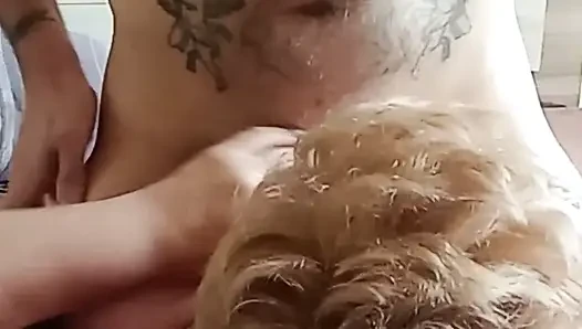 Yarağımı sertleştiriyor ve sonuna kadar mastürbasyon yapıyor