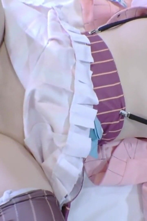 Belleza de oficina de pezones hinchados regresa en cosplay para una sesión privada salvaje e irresistiblemente tetona