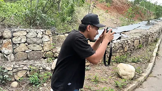 Pemotretan pertama dengan gadis pantat besar yang aneh dan aku akhirnya muncrat tepat di dalam dirinya