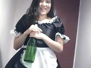 Adolescente asiática folla su coño con una botella de champán