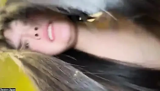 Cewek penurut yang penurut lagi tersenyum