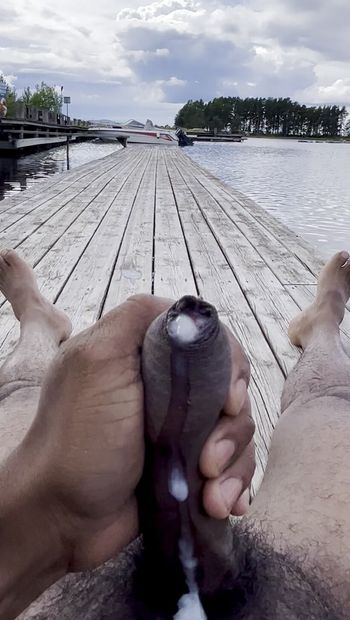 Masturbe ma bite noire au bord du lac