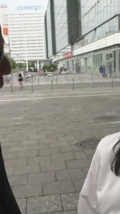 Notgeile Schlampe auf der Strasse aufgerissen | Clip 1