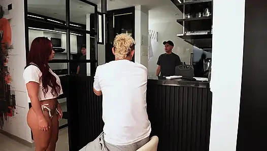 Saya meniduri pacar teman sekamar saya, saya mencuri sahabat saya di depannya