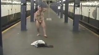 Esclavo Dave desnudo en el metro