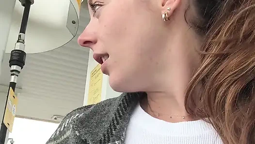 Aku berusaha untuk nggak crot terlalu keras waktu aku lagi ngocok kontolku