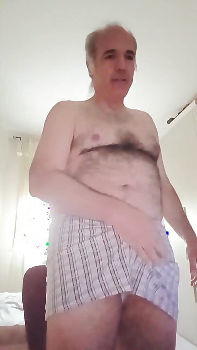 Objašnjavam Marku kako uživati u drkanju njegovog kurca mokrog, sporog i brzog