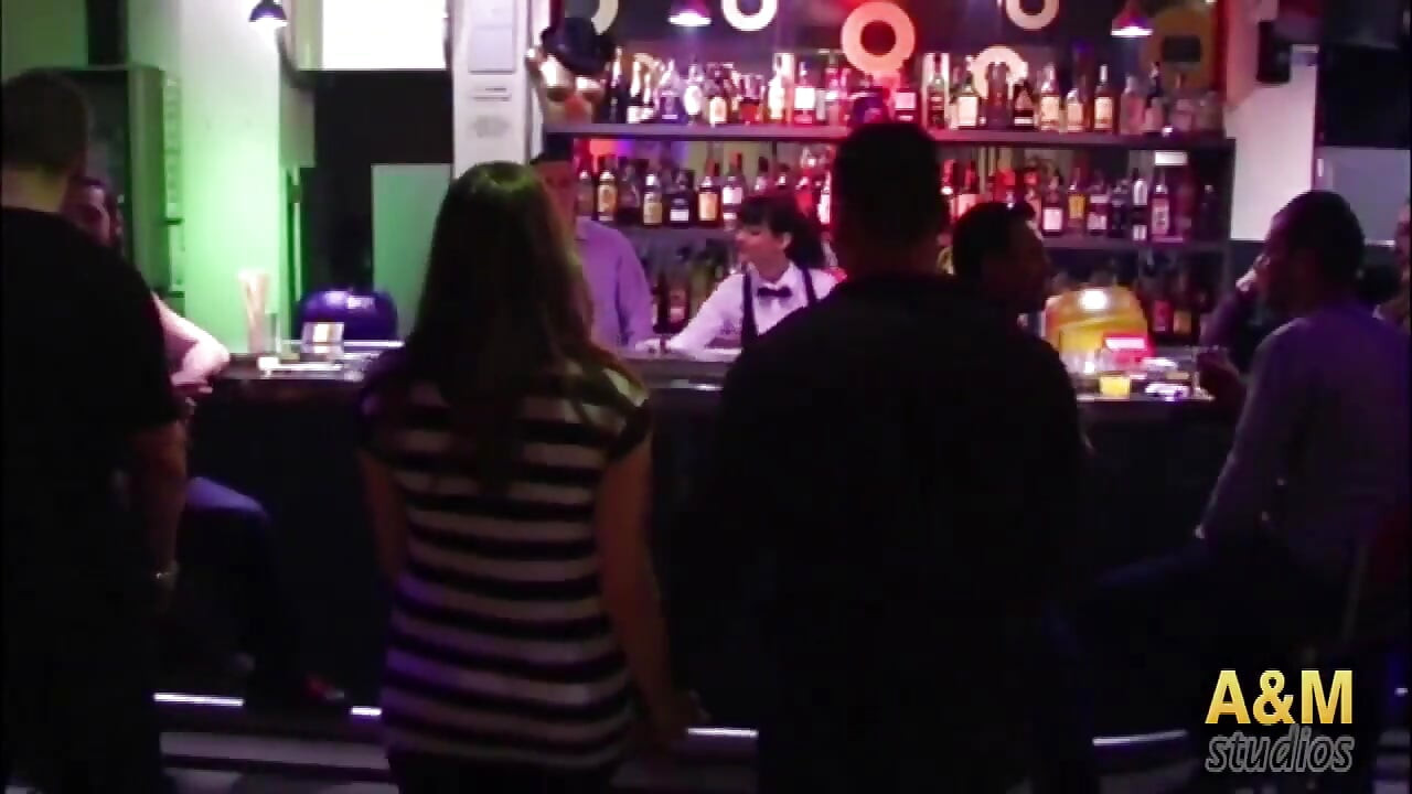 Par seksualnih igara. U diskoteci biraju svoju opciju