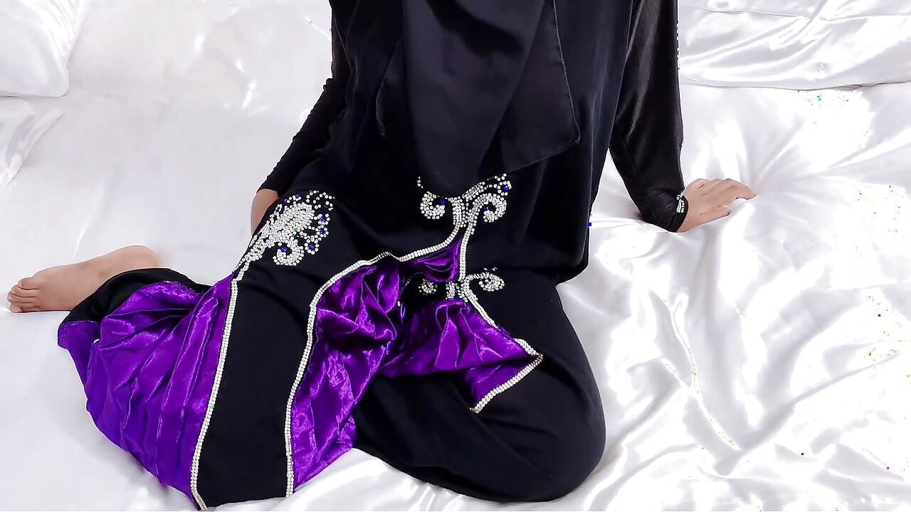 Caught my hijabi stepmom watching porn then what happend?