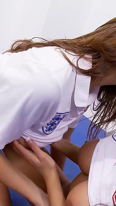 “女足球队员在训练后玩女同性爱”的必看时刻