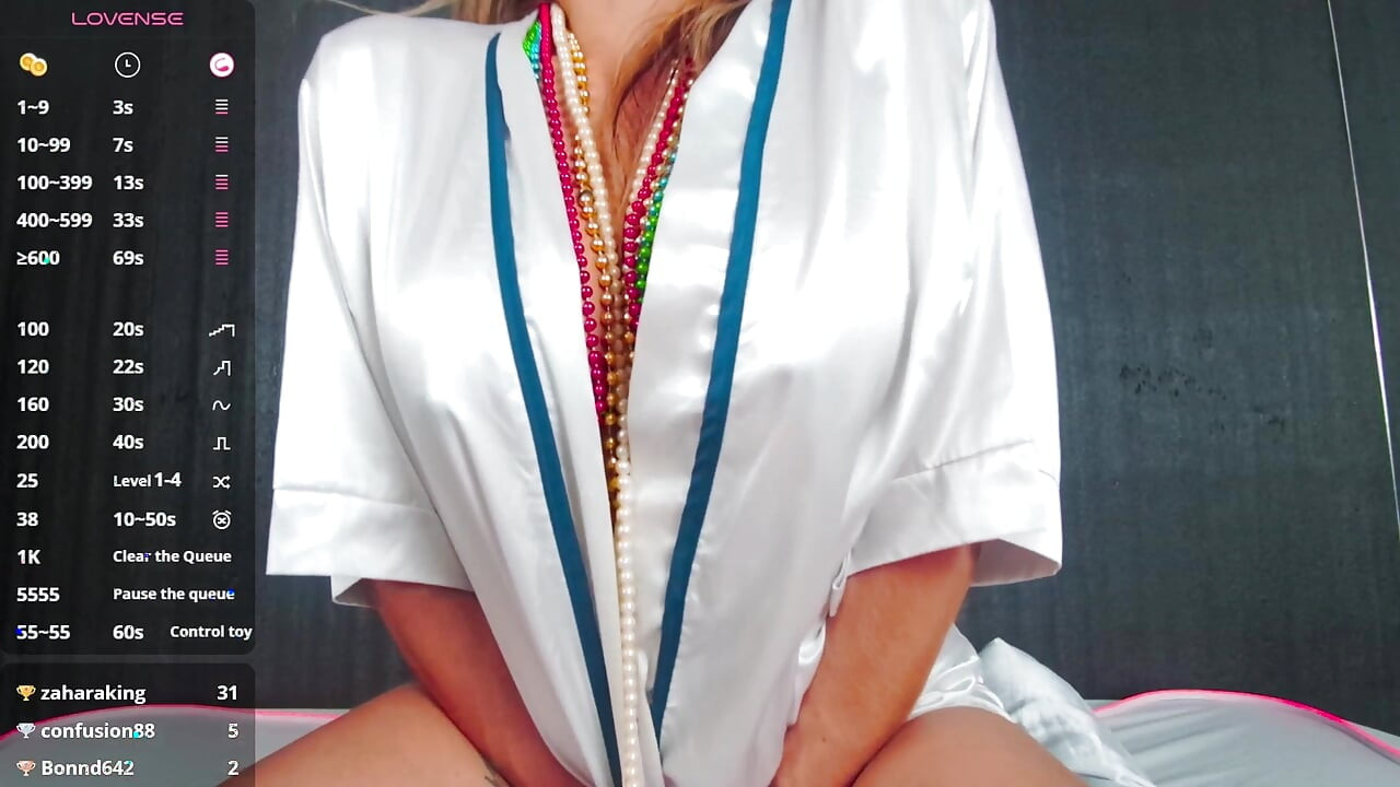 LUDA MILFA ŽELI DA UHVATI TVOJ KURAC SA SVOJIM OGRLICAMA!!