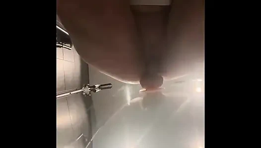 Трах с дилдо в душе с самым большим сквиртом