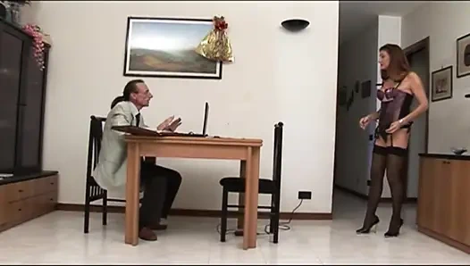 Sürtük sekreter edepsiz patronunun amcık arzusunu tatmin ediyor