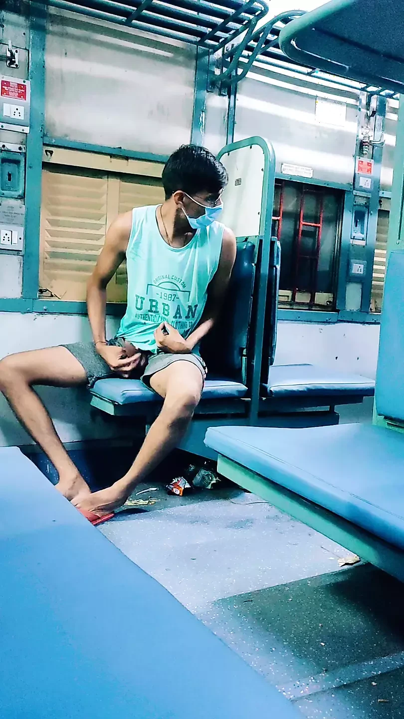 Train sex solo – cowok ini pamer kontol besar dengan memek berbulunya sendirian