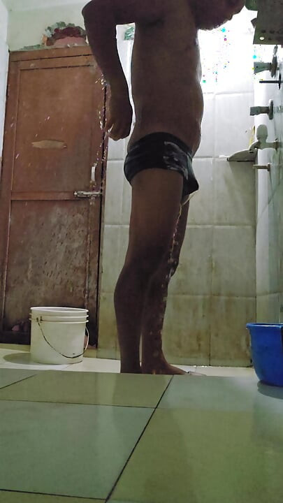 ฉันทําวิดีโอให้คุณอาบน้ําด้วยควยใหญ่ของฉัน