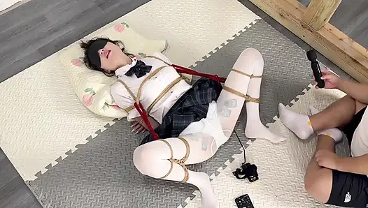 Японский белый шелк и кульминация с электрическим током