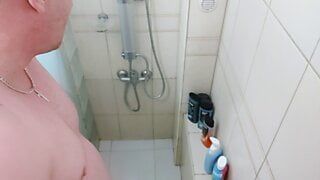 Pik pissen onder de douche