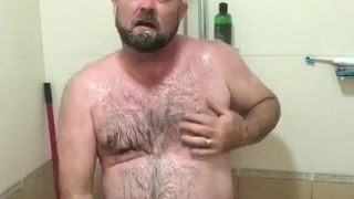 Urso papai tomando banho